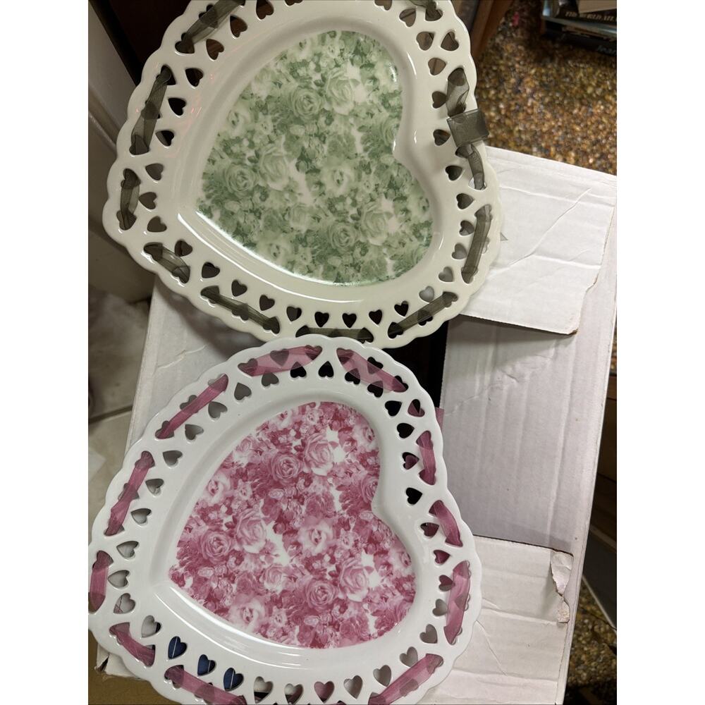 ❤️💐❤️White Ceramic Heart Shaped Decorative Plate With Mauve Floral‎ Center
